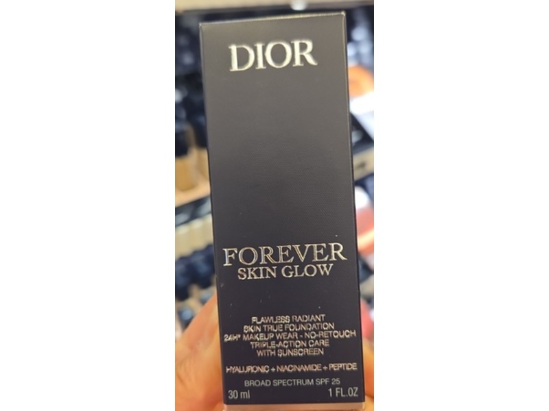 Dior Forever Skin Glow Flawless Radiant Skin True Foundation, 2 Warm Peach, SPF 25, Hyaluronic + Niacinamide + Peptide, 1 fl oz/30 mL