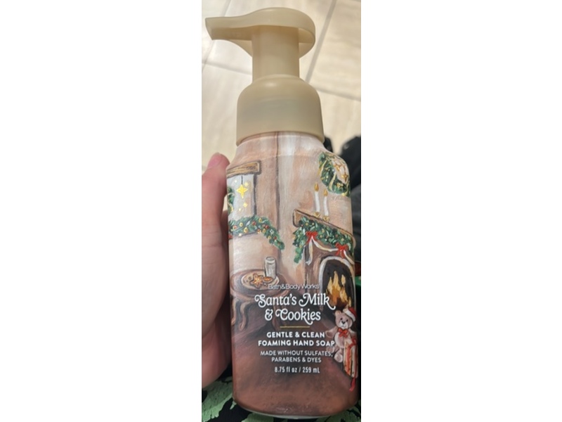 Bath & Body Works Gentle & Clean Foaming Hand Soap, Santa's Milk & Cookies, 8.75 fl oz/259 mL