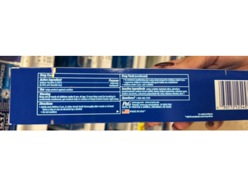 Crest 3D White Fluoride Anticavity Toothpaste, Radiant Mint, 4.9 oz/138 g