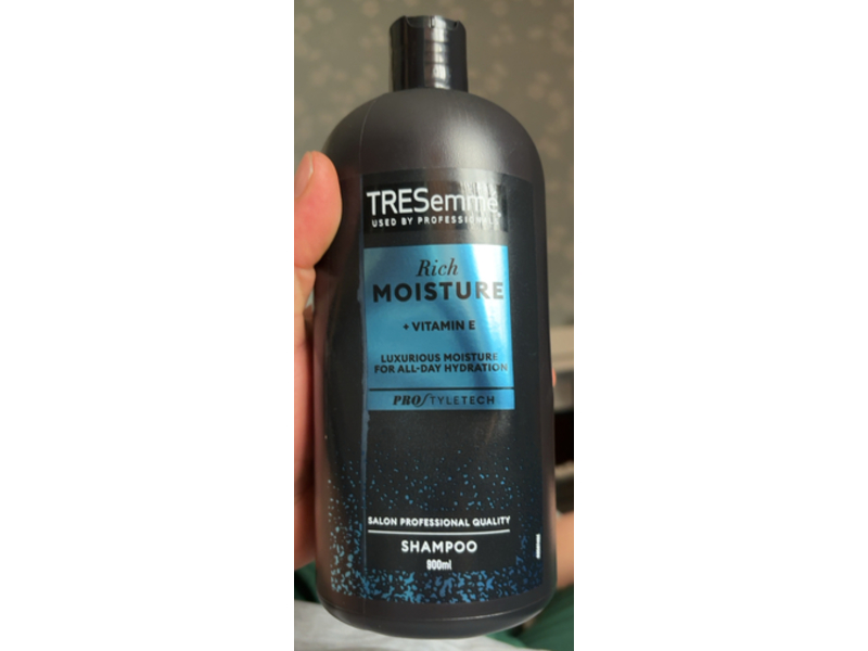 Tresemme Rich Moisture Shampoo, Vitamin E, 900 mL