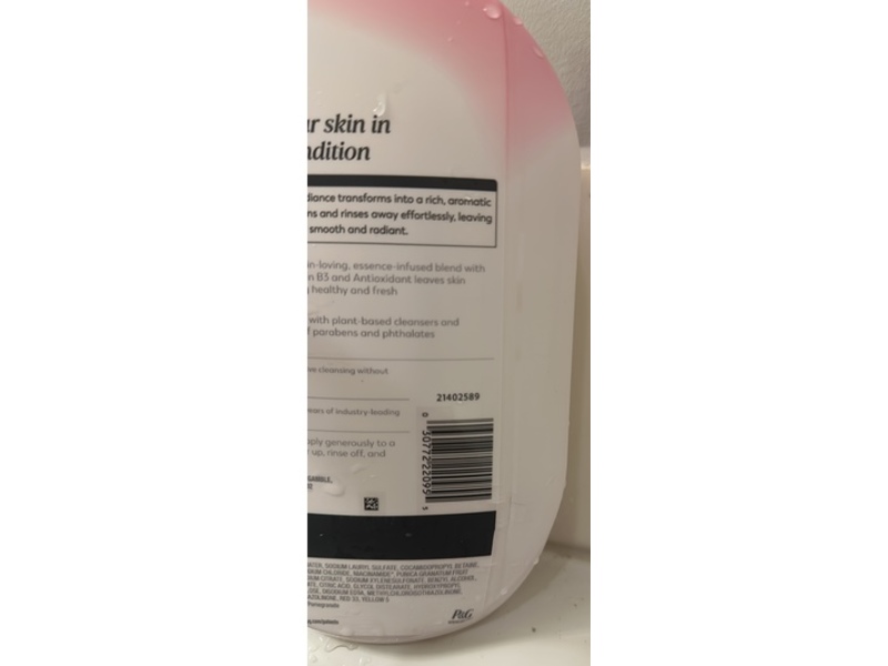 Olay Fresh Radiance Body Wash, Strawberry & Mint Scent, 35 fl oz/1.03 L