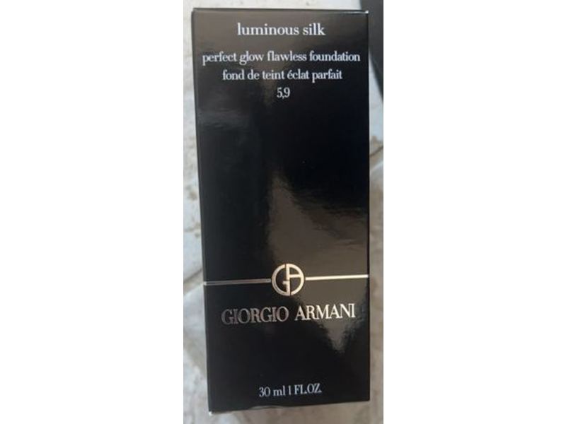 Giorgio Armani Luminous Silk Perfect Glow Flawless Foundation, 5.9 Medium, Neutral, 1 oz/30 mL