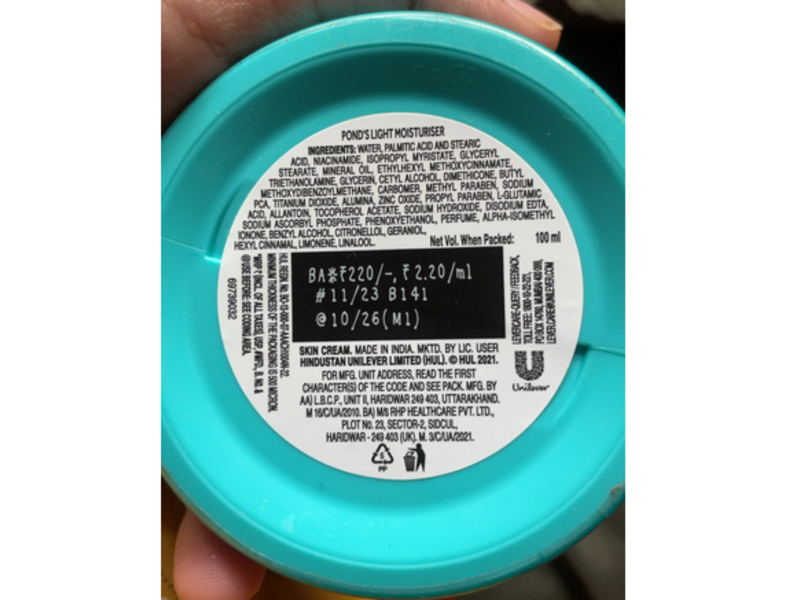 Pond's Light Moisturiser, Vitamin E & Glycerin, 3.38 fl oz/100 mL