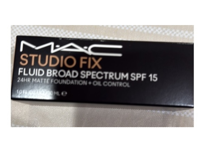 M.A.C Studio Fix Matte Foundation + Oil Control, SPF 15, NW18, 1 fl oz/30 mL