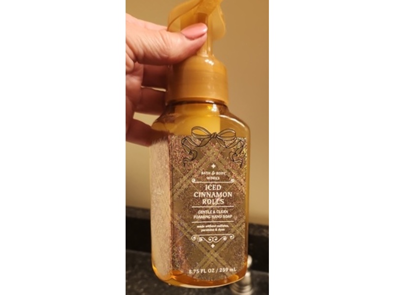 Bath & Body Works Gentle & Clean Foaming Hand Soap, Iced Cinnamon Rolls, 8.75 fl oz/259 mL