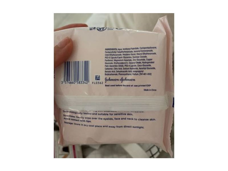 Johnson's Face Care Daily Essentials Refreshing Facial Cleansing Wipes, 25 Wipes