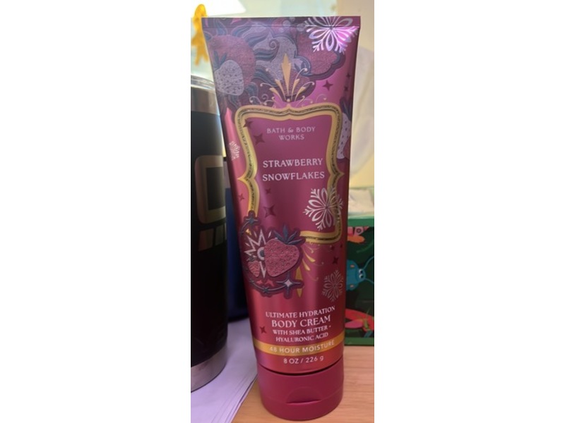 Bath & Body Works Strawberry Snowflakes Ultimate Hydration Body Cream, Shea Butter + Hyaluronic Acid, 8 oz/226 g, 2 Pack