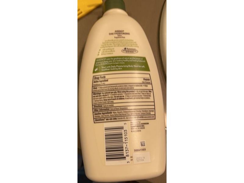 Aveeno Daily Moisturizing Lotion, Soothing Oat & Rich Emollients, Fragrance Free, 20 fl oz/591 mL