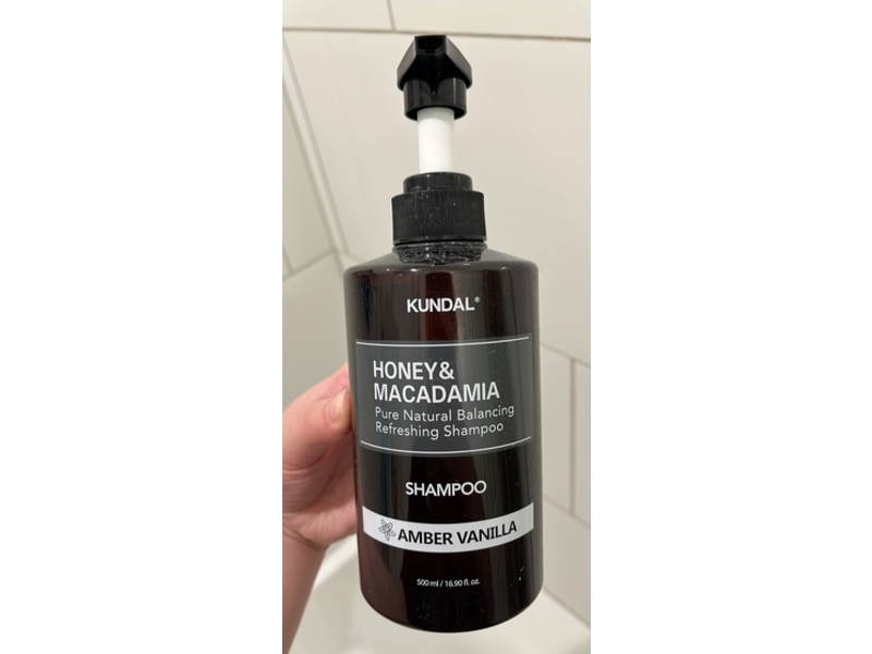 Kundal Refreshing Honey & Macadamia Shampoo, Amber Vanilla, 16.9 fl oz/500 mL