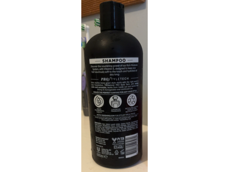 Tresemme Rich Moisture Shampoo, Vitamin E, 680 mL