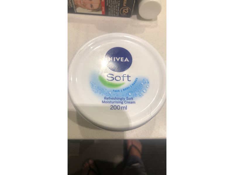 Nivea Soft Refreshingly Soft Moisturizing Cream with Jojoba Oil and Vitamin E, 200 mL