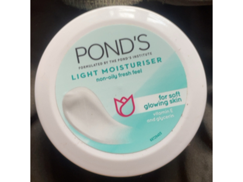 Pond's Light Moisturiser, Vitamin E & Glycerin, 3.38 fl oz/100 mL