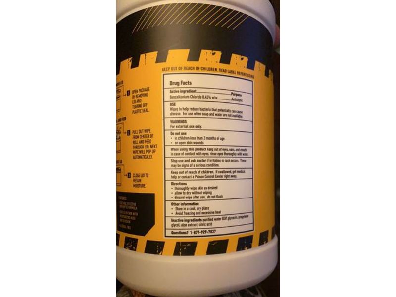 Firm Grip Disposable Hand Sanitizing Wipes, 100 Wipes