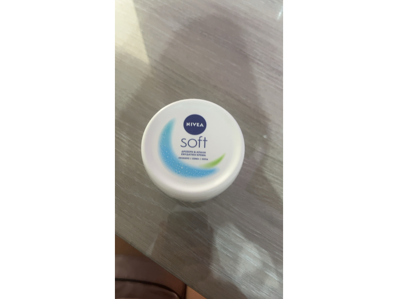 Nivea Soft Refreshingly Soft Moisturizing Cream with Jojoba Oil and Vitamin E, 200 mL