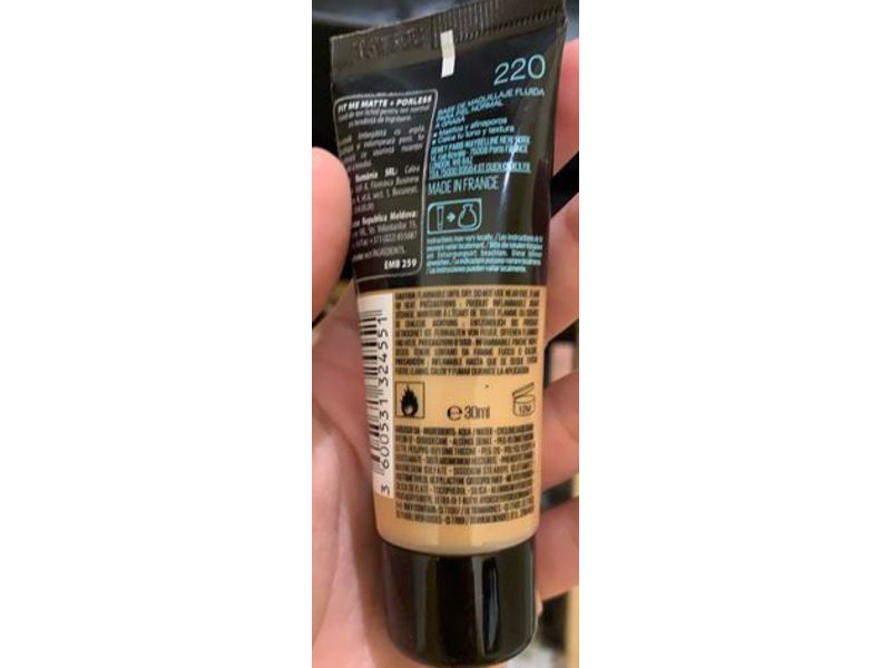 Maybelline New York Fit Me Matte + Poreless Foundation, 220 Natural Beige, 30 mL