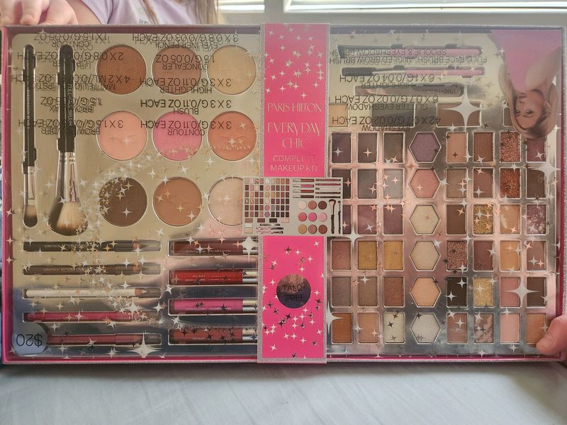 Paris Hilton Everyday Chic Makeup Kit