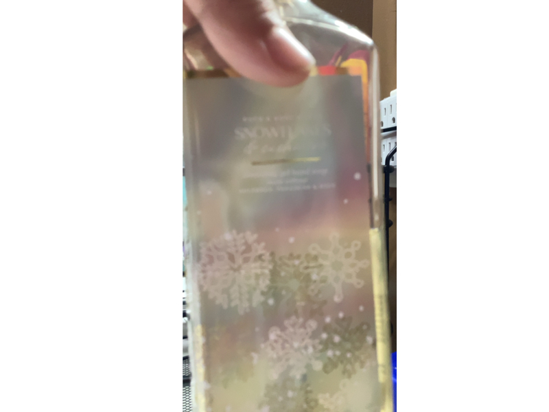 Bath & Body Works Cleansing Gel Hand Soap, Snowflakes & Cashmere, 8 fl oz/236 mL