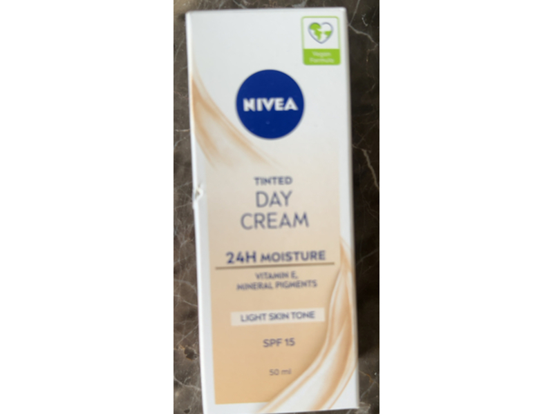 Nivea Daily Essentials Tinted Moisturising Day Cream, SPF 15, 50 mL