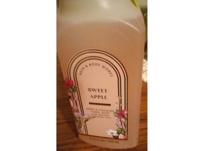 Bath & Body Works Gentle Foaming Hand Soap, Sweet Apple, 8.75 fl oz/259 mL
