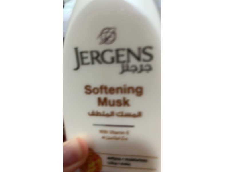 Jergens Softening Musk Moisturizer, Vitamin E, 200 mL