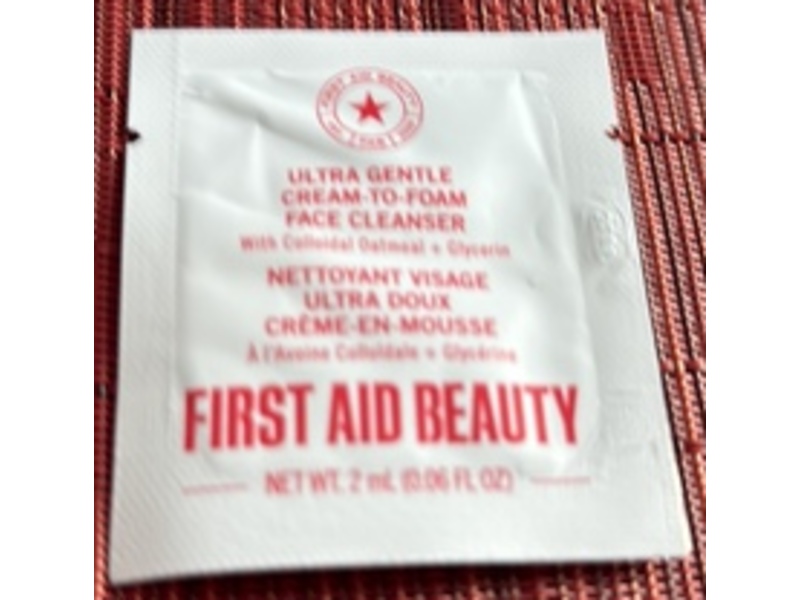First Aid Beauty Cream To Foam Face Cleanser, Colloidal Oatmeal + Glycerin, 0.06 fl oz/2 mL