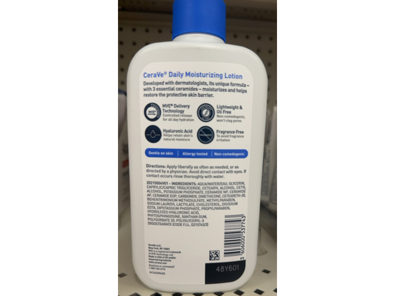 CeraVe Lightweight Daily Moisturizing Lotion, 3 Essential Ceramides & Hyaluronic Acid, 12 fl oz/355 mL